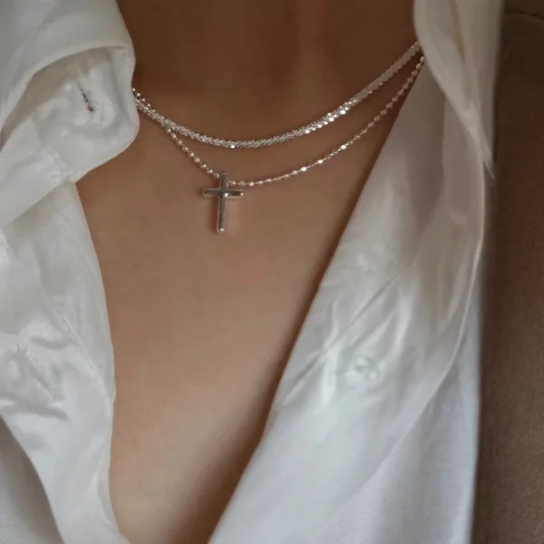 silver colour sparkling necklace